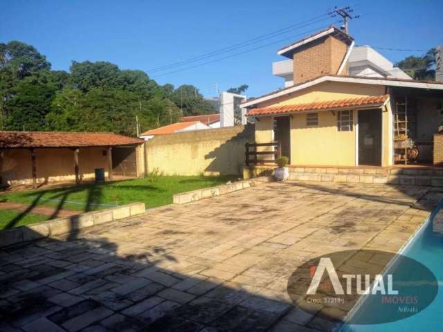 Casa de 337m2 com piscina próximo a Av. Lucas Nogueira Garcez – Atibaia.