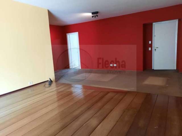 Bela Vista - Apto 139m²,  3 dormitórios, sendo 1 suíte, área de serviço ampla, dependências na área de serviço ( um quarto e um banheiro), entrada social e de serviço  e 1 vaga fixa.