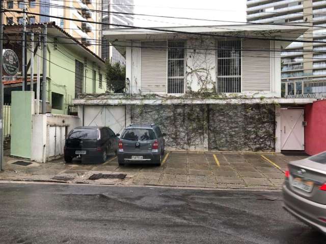 Pinheiros - Casa Comercial 350m², 11 salas, 7 banheiros, copa, cozinha, área de depósito e 5 vagas na frente do imóvel. Localizado entre a Av. Faria Lima e o Shopping Eldorado.