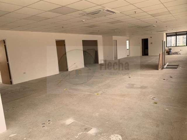 Cidade Monções - Laje Comercial 200m², O andar é composto por 2 (duas) recepções, sendo uma no hall dos elevadores e outra já na entrada do escritório; 3 (três) salas de reunião amplas