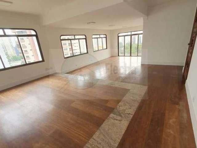 Vila Andrade - Apto. 232m², 4 dormitórios, sendo 2 suítes, living amplo para 3 ambientes, lavabo, dep. de empregada, 5 vagas. Estuda Permuta.