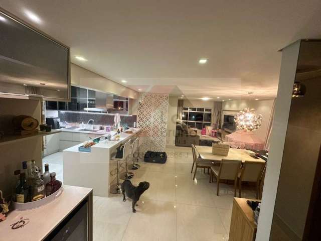 Apartamento de 160m² no Cambuci, com 3 dormitórios sendo 1 suíte, 3 banheiros, 1 vaga de garagem.