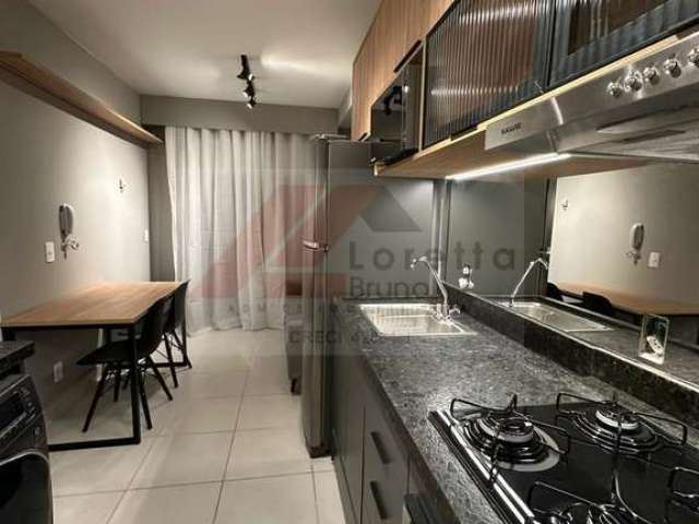 Apartamento 1 dormitório, mobiliado com geladeira, cooktop, cama, sofá, lava e seca, microondas e planejados em todos os ambientes.