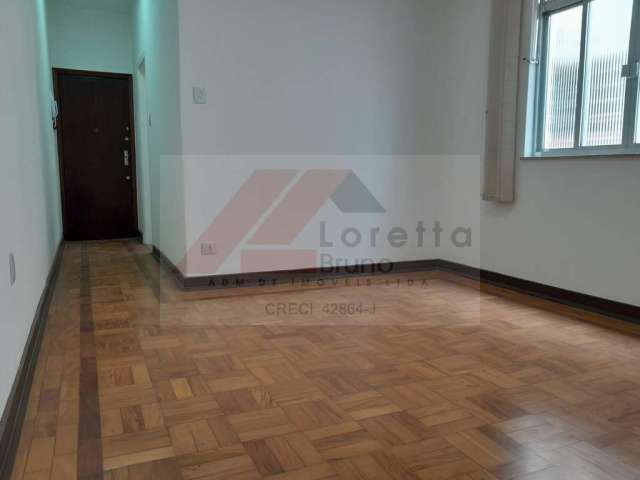 Apartamento 55m² Vila Clementino, com 1 dormitório, 1 banheiro, sala, piso de madeira, cozinha, área de serviço, prédio sem elevador e sem vaga de garagem.