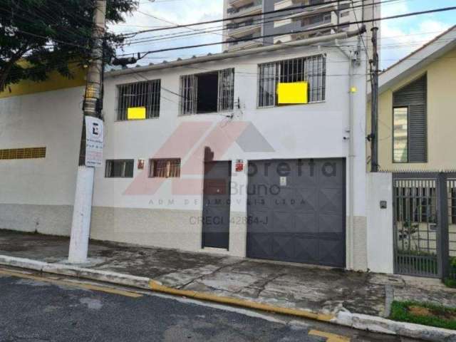 Casa  comercial com 250m² AC/264m² AT - 3 banheiros, uma grande sala e outra sala separada  com uma pequena sala em anexo. Piso de baixo: 3 salas, cozinha e o galpão ou garagem coberta. ZM.