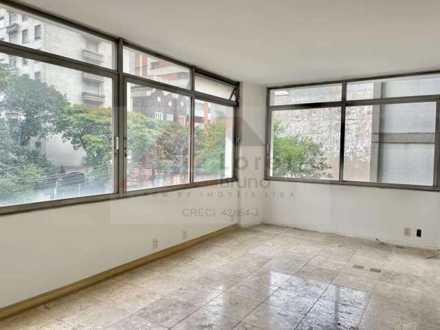 Cerqueira César - Apartamento 390m², com 4 dormitórios, sendo 3 suítes, sendo a master com com ante-sala íntima e closet, living amplo, dep. de empregada, depósito, 3 vagas.