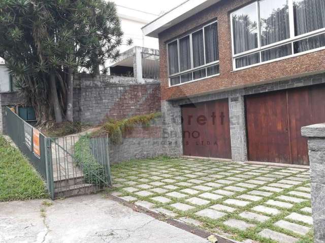 Alto de Pinheiros - Casa confortável 270m² AC/544m² AT, com 3 dormitórios, sendo 1 suíte, e + 1 reversível, 4 salas, cozinha, área de serviço, dep. de empregada, lavabo, quintal com área grande.