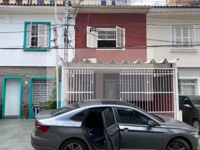 Aluguel de casa de alto padrão no Itaim Bibi, São Paulo-SP: 3 quartos, 2 salas, 3 banheiros, 2 vagas de garagem.