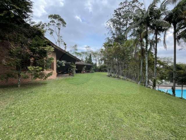 Magnífica propriedade na Fazendinha 970 AU/7.390 AT, living com pé direito duplo, 4 suítes, linda área de lazer com vista, piscina, área gourmet, quadra de tênis oficial, sauna.