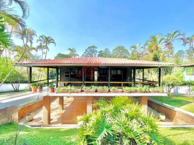 Imperdível! Casa em condomínio à venda em Cotia-SP, Jardim Colibri, 4 quartos, 2 suítes, 1 sala, 5 banheiros, 4 vagas, 464m².