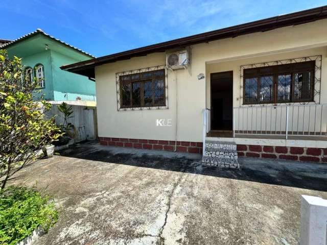 Casa com 3 quartos à venda na Rua Campolino Alves, --, Abraão, Florianópolis por R$ 870.000