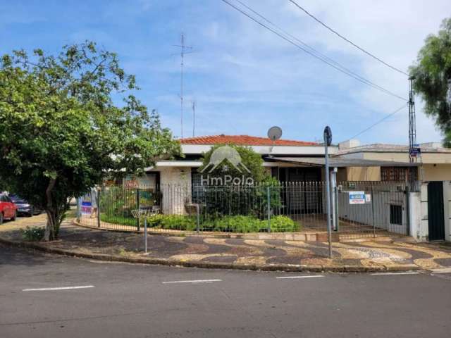 Casa térrea de esquina com 3 quartos 1 suite 2 banheiros 3 vagas para aluguel e venda no Taquaral em Campinas-SP