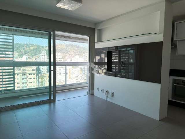 Apartamento com 2 quartos, sendo 2 suítes, 2 vagas de garagem no Centro de Florianópolis/SC.