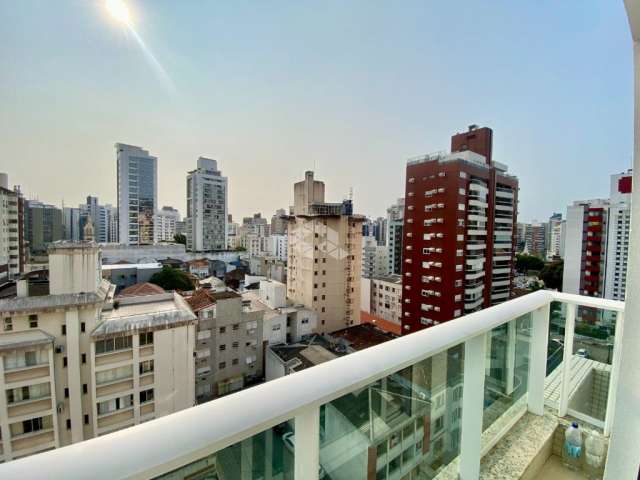 Apartamento com 2 dormitórios sendo 1 suíte, 2 vagas individuais, andar alto e excelente incidência solar. Centro, Florianópolis.