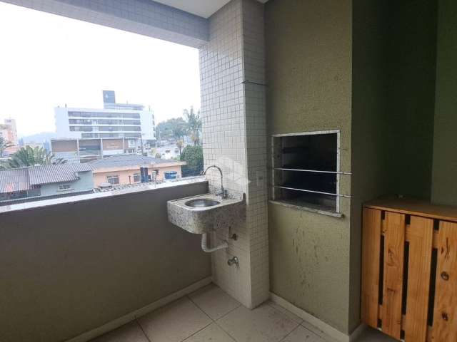 Apartamento semimobiliado com 2 quartos sendo 1 suíte 2 vagas de garagem no bairro trindade em florianópolis/sc