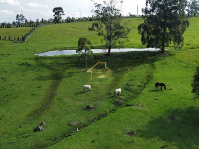 Terreno com vista para as montanhas