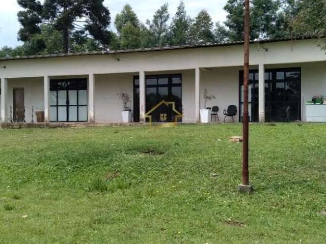 Linda casa de campo em quatro barras