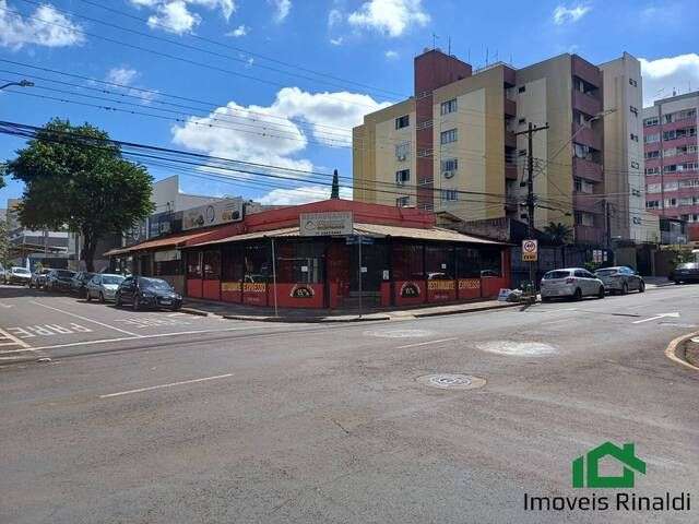 Esquina comercial, central, com 03 lojas