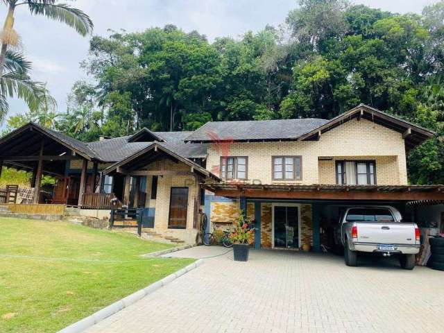 Casa de Alto Padrão em Blumenau com 5 Quartos e 4 Banheiros area de festa