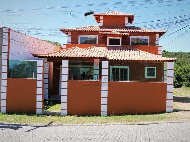 Casa em condomínio fechado com três suítes e terreno de 700 m2