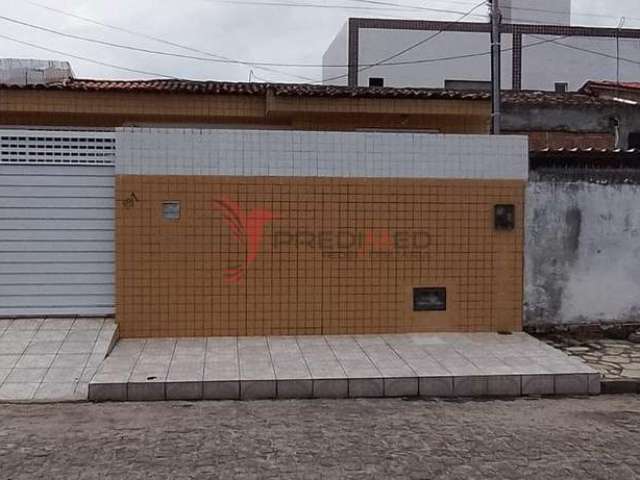 Casa em Mangabeira de 3 Quartos, com Terraço e Garagem