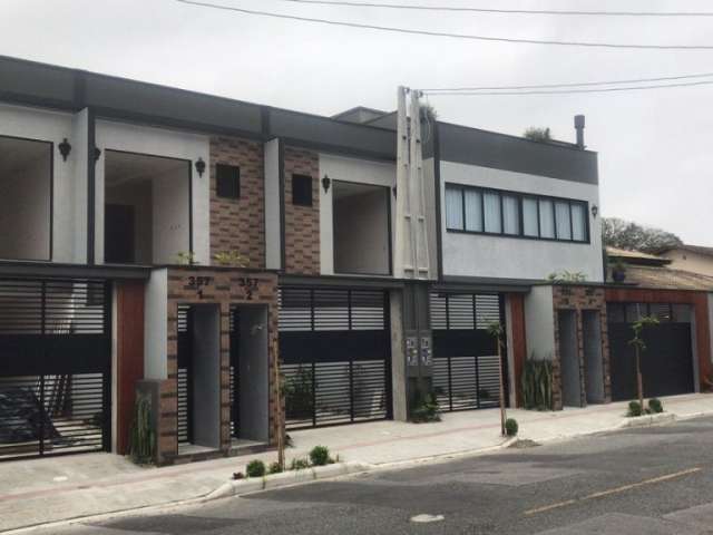 Sobrado geminado no bairro Saguaçu