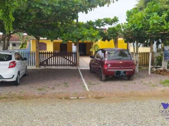 Casa geminada com dois quartos e área de churrasco a 3 quadras da praia de coroados !