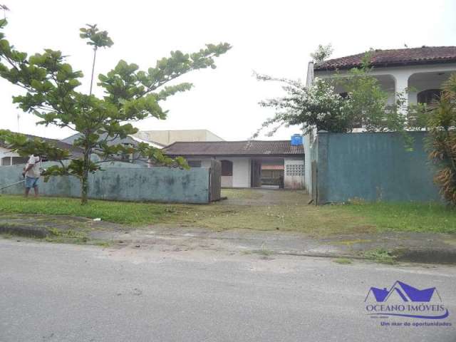 Casa com terreno próximo ao mar