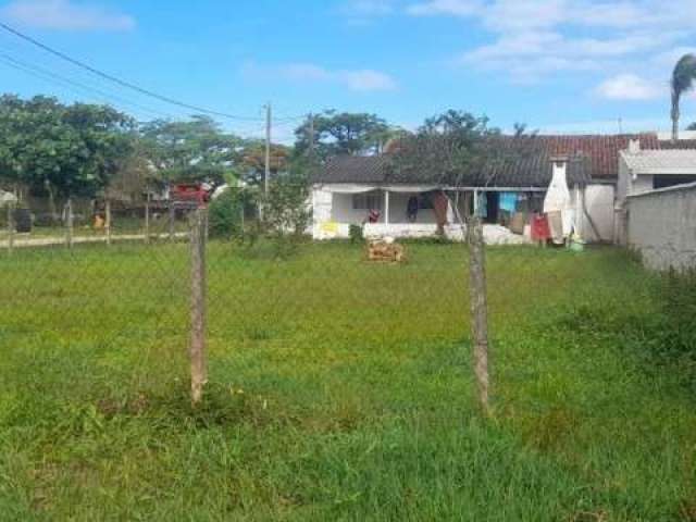 Casa com amplo terreno de esquina balneário coroados