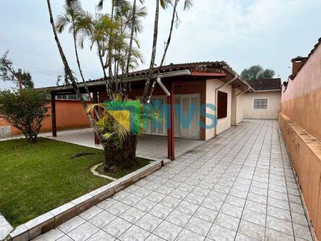 Casa à venda em Itanhaém-SP, no Jardim Jamaica: 3 quartos, 2 suítes, 2 salas, 3 banheiros, 4 vagas e 128m² de área!