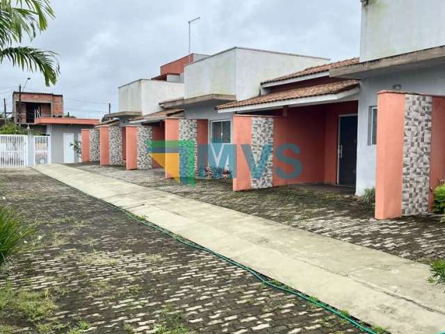 Casa em condomínio à venda em Itanhaém-SP, Jardim Umuarama: 2 quartos, 1 suíte, 2 salas, 2 vagas de garagem, 58m².