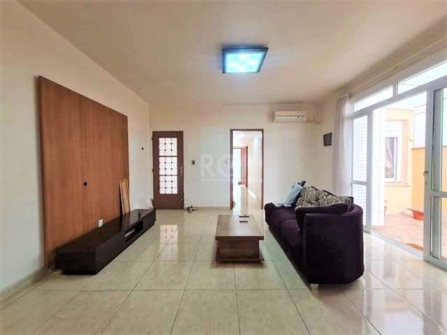 Apartamento de 124m² com 3 dormitórios, cozinha/copa, sala de jantar, área de serviço, despensa, lavabo, banheiro social, lareira, semi-mobiliado e  jardim de inverno. Possui cômodos arejados e com bo