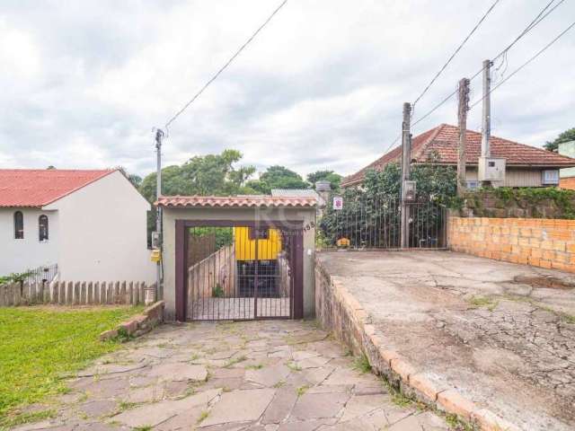 CASA TÉRREA- Confortável e bem conservada, casa com 2 dormitórios, living, cozinha americana e banheiro social. Terreno em declive, medindo 6,60 m de frente por 44,00 m de extensão de frente a fundos.