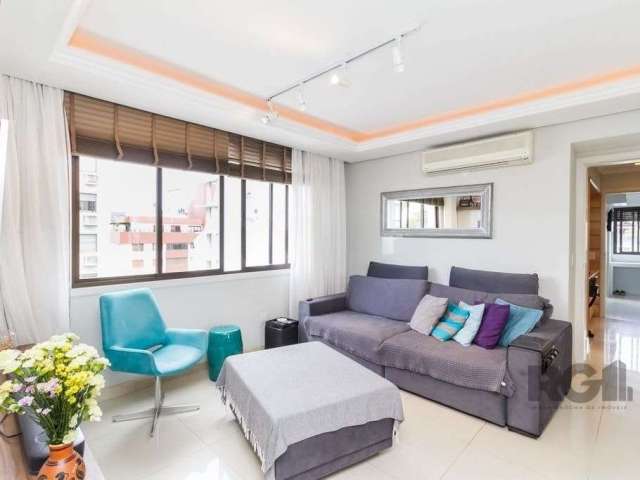 Apartamento impecável com living 2 ambientes em porcelanato, teto rebaixado em gesso, churrasqueira, cozinha mobiliada, área de serviço separada, 3 dormitórios sendo um suíte com closet e 2 vagas escr