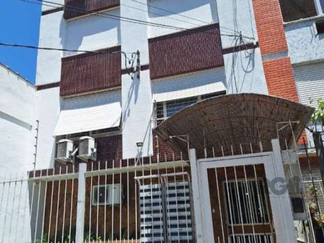 Excelente apartamento reformado com 43,44 metros quadrados privativos, perto de tudo. Conta com living para dois ambientes, um amplo quarto, banheiro social com ventilação direta e cozinha mobiliada, 