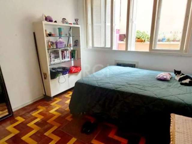 Amplo apartamento no centro histórico de Porto Alegre. com inquilino, andar alto, por 3 dormitórios, amplo living , cozinha, dependência de empregada. Condomínio com portaria 24 horas ,dois elevadores