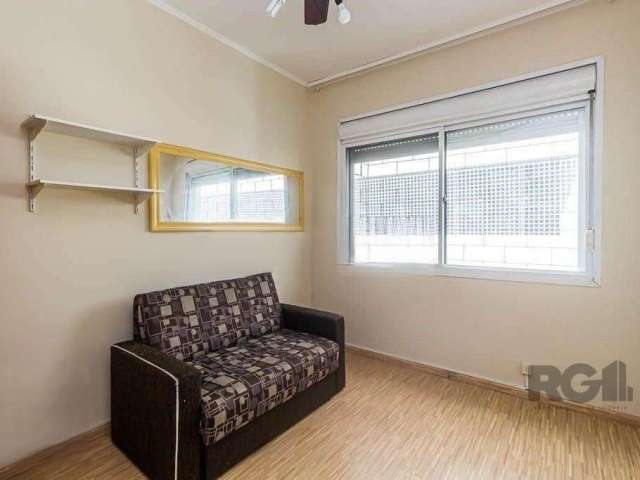 Apartamento 02 dormitórios e 02 vagas no bairro Praia de Belas. Semimobiliado distribuído em 02 dormitórios, living, banheiro social, área de serviço e cozinha montada. Localização estratégica, na zon