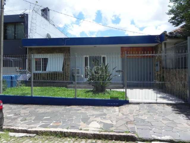 Excelente casa com edícula, em ótima localização no bairro São Pedro. Casa principal com três dormitórios, banheiro, sala e cozinha, área de serviço separada, pátio e edícula com dois quartos, banheir