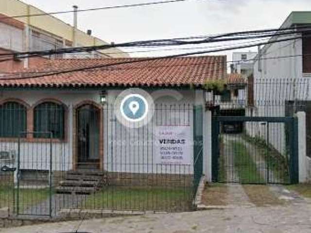 ATENÇAO ; investidores casa com terreno 11 x 38 no bairro Petrópolis , pode ser usada para empresa e também residencial , casa muito bem configurada com garagem coberta , 3 dormitórios ou escritório ,