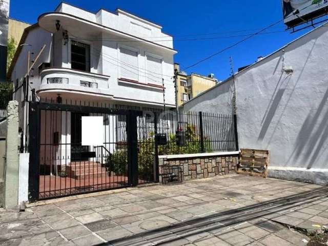 Ótimo sobrado à venda em Porto Alegre, localizado na Avenida Cristóvão Colombo, no bairro Floresta. Possui 160m² de área privativa, com 3 quartos, sendo 1 suíte. O imóvel está em ótimo estado de conse