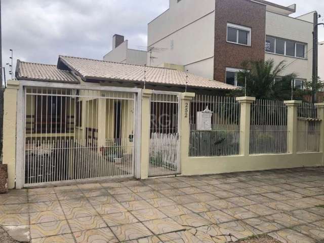 Casa 4 quartos, 1 suíte, 3 vagas de garagem, no bairro Chácara das Pedras, Porto Alegre/RS. &lt;BR&gt; &lt;BR&gt;Esta encantadora residência oferece um ambiente espaçoso e bem distribuído em dois piso