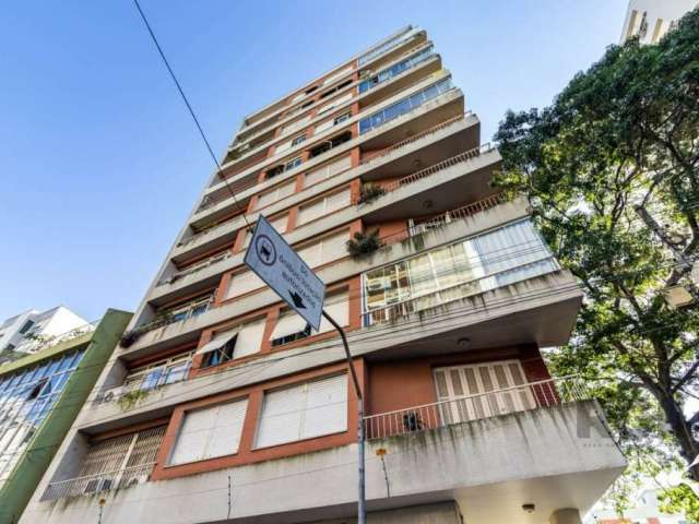 Apartamento com  três quartos amplos, sala para 3 ambientes, 2 banheiros, dependência de empregada no bairro Independência.  &lt;BR&gt;O bairro Independência, é um bairro pequeno localizado na Zona Ce