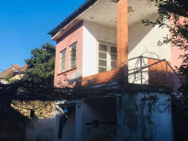 Vende casa  com  07 peças,  mais  edícula nos fundos com garagem e mais uma peça de 01 dormitório, para fins residencial ou comercial, no bairro Floresta. Amplo pátio com churrasqueira.