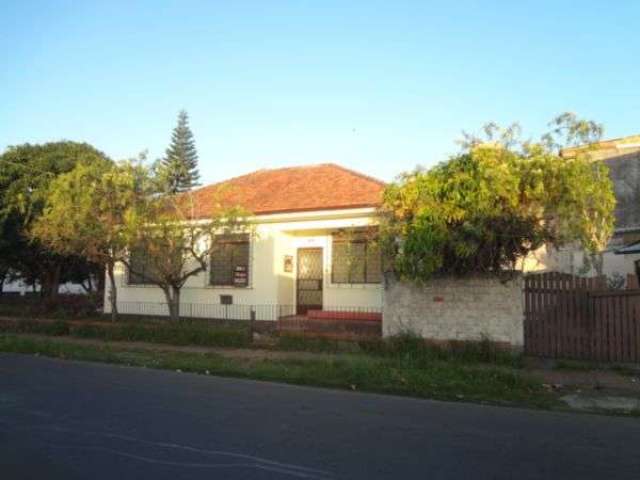 Casa 3 dormitorios, de esquina, com patio e garagem fechada. quarto de casal, dois quartos de solteiro e cozinha ampla. muito bem iluminada e ventilada. patio com churrasqueira, espaco para guardar ap