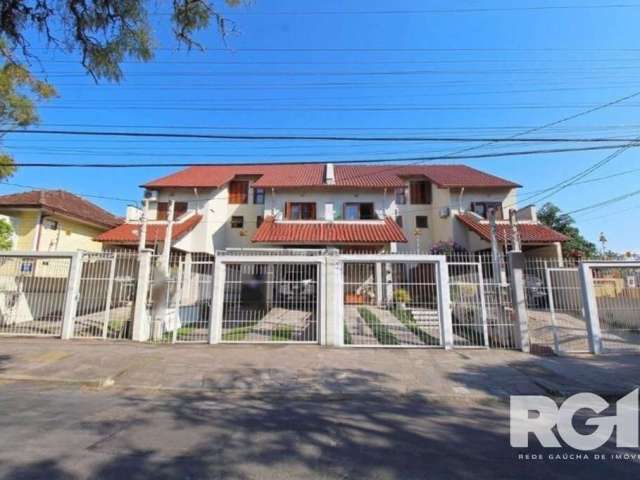 Casa Encantadora em Excelente Estado de Conservação! Com 3 dormitórios, incluindo uma suíte, e 2 banheiros sociais, esta residência oferece o espaço e o conforto ideais para você e sua família. Desfru