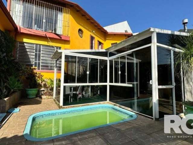 À venda no bairro Vila Ipiranga, esta belíssima casa combina conforto e elegância, destacando-se pela piscina e amplo jardim, ideais para momentos de lazer ao ar livre. &lt;BR&gt;&lt;BR&gt;Com um layo