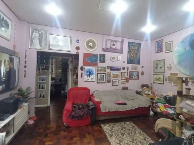 Vende apartamento térreo com 84m² úteis, living dois ambientes, 4 dormitórios transformado em 3 sendo um suíte, piso parquet, pátio.&lt;BR&gt;&lt;BR&gt;Condomínio oferece: Portaria 24 horas, elevadore