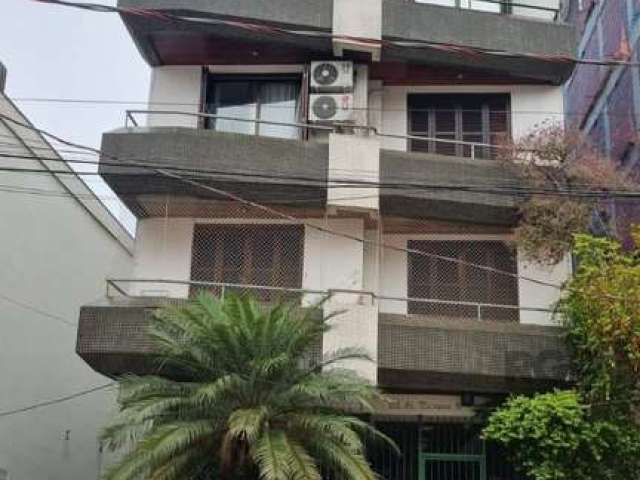 Cobertura à venda no bairro Bom Fim em Porto Alegre. Possui 3 dormitórios, 2 suítes, 4 banheiros, 1 vaga na garagem. Características: churrasqueira, lareira, terraço e vista panorâmica. Em ótimo estad