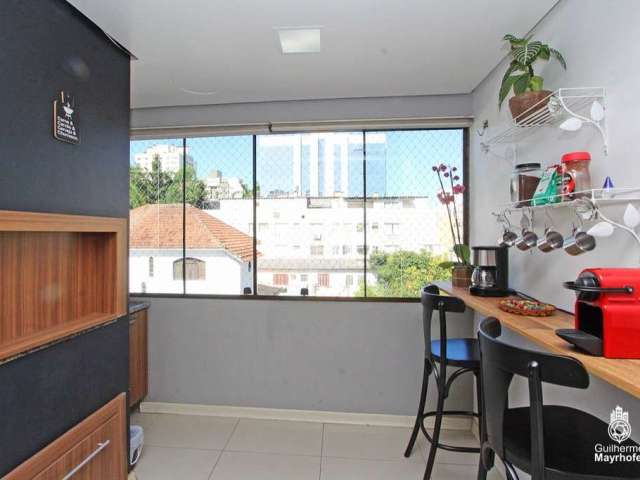 A poucos metros da Praça da Encol, este apartamento conta com living para dois ambientes, sacada com churrasqueira, 2 dormitórios sendo uma suíte, cozinha mobiliada, área de serviço, banheiro social e