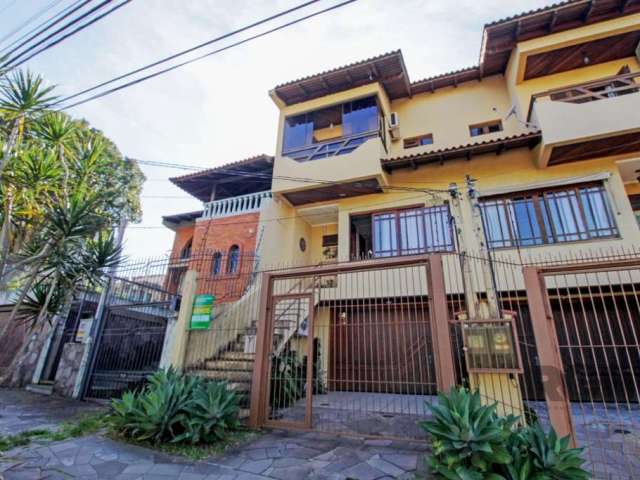 Descubra o charme e conforto desta encantadora casa geminada. Ao entrar, você será recebido por uma espaçosa sala, complementada por um lavabo conveniente. A cozinha americana oferece praticidade e es